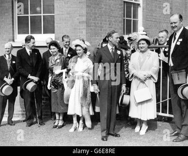 Il Re e la Regina, con altri membri della famiglia reale vide il cavallo del Re, AVILA (M. Beary up) vince le Coronation Stakes ad Ascot, nominate dal Sig. P. Beatty (T.Gosling up) e dal Sig. J. Musker's Suntime. Qui i membri della famiglia reale sono raffigurati in un felice bisogno mentre guardano AVILA nel paddock dopo aver vinto per la sua Mejesty. Essi sono (da sinistra) la Principessa Elisabetta, Duca di Edimburgo, la Principessa Margherita, il Re e la Regina. Sulla destra si trova il Capitano Boyd Rochfort, allenatore del Re. Foto Stock