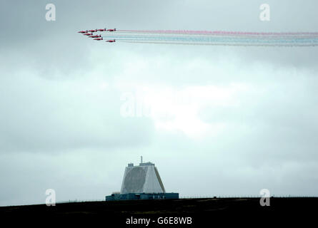 Il team di visualizzazione delle frecce rosse del RAF sorvola i Fylingdales del RAF, che contribuiscono a celebrare il cinquantesimo anniversario della stazione di allerta che domina lo skyline tra Whitby e Pickering, in alto sui North York Moors. Foto Stock