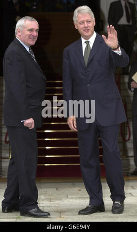 L'ex presidente degli Stati Uniti Bill Clinton (a destra) incontra Taoiseach Bertie Ahern presso gli edifici governativi di Dublino, Irlanda. Foto Stock