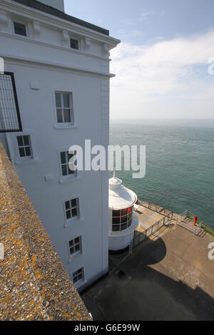 La costruzione del faro Ovest - anche un RSPB sea-bird centre - sulla isola di Rathlin, County Antrim, Irlanda del Nord. Un capovolto faro. Foto Stock