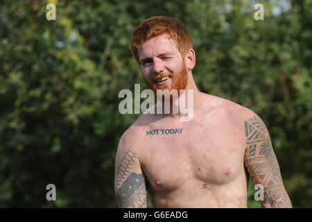 Il soldato Lance Bombardier James Simpson affronta la Super Race Spartan al West Midlands Water Ski Center, Warwickshire. PREMERE ASSOCIAZIONE foto. Data immagine: Sabato 21 settembre 2013. Vedere la storia sociale di PA Spartan. Il credito fotografico dovrebbe essere: Joe Giddens/PA Wire Foto Stock