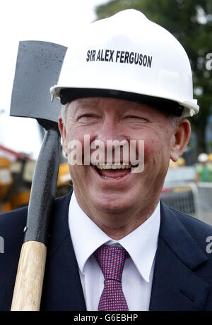 Il sir Alex Ferguson aiuta a scavare le fondamenta di una nuova ala in corrispondenza del sito di Kilbryde ospizio di East Kilbride, Scozia. Foto Stock