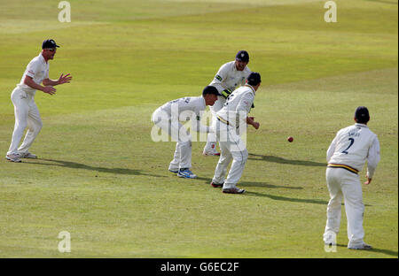 Il capitano di Durham Paul Collingwood (a sinistra) guarda Scott Borthwick prendere la cattura e il cazzo di Derbyshire battitore Tony Palladino fuori dal bowler Graham Onions durante il secondo giorno nella partita del campionato della contea di LV al terreno della contea, Derby. Foto Stock