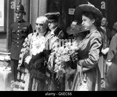 La folla si è schierata lungo il percorso da Buckingham Palace alla Guildhall di Londra, per vedere IL DUCA DI EDIMBURGO accompagnato dalla moglie PRINCESS ELIZABETH, scortata da una scorta della Household Gavalry, e per dirigersi verso la Guildhall dove IL DUCA ha ricevuto la libertà della città di Londra. Ha firmato il ruolo immediatamente sotto il nome della PRINCIPESSA ELIZABETH- l'ultima persona a firmarlo. FOTO MOSTRA: S.R.H.LA PRINCIPESSA ELISABETTA, detiene un bouquet di fiori, con il Signore Sindaco di Londra, Sir FREDERICK WELLS, quando è arrivata con IL DUCA DI EDIMBURGO alla Guildhall. Foto Stock