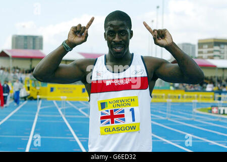 Dwain Chambers vince l'evento Norwich Union a Glasgow. Dwain Chambers dopo la sua vittoria nella corsa di 100 metri durante la Norwich Union International Athletics allo Scotstoun Stadium, Glasgow. Foto Stock