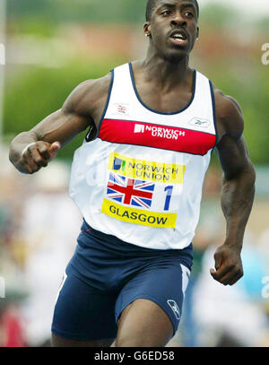 Dwain Chambers vince la gara di 100 metri durante la Norwich Union International Athletics allo Scotstoun Stadium di Glasgow. Foto Stock