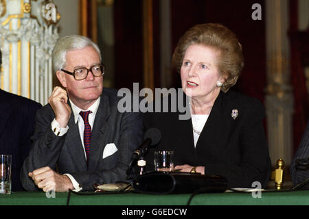 Politico: - conservatore Tory Douglas Hurd MP - Vertice di sicurezza a Parigi -. Douglas Hurd e Margaret Thatcher (pomeriggio) Foto Stock