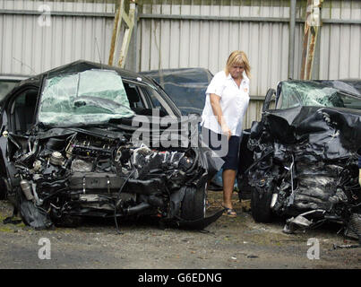 Un membro del personale guarda i resti delle auto Ford Mondeo e Audi, in un cantiere di recupero a Newry, Contea di Down, dopo cinque morti in testa in collisione alla periferia della città. * la strada è stata chiusa per diverse ore in quanto i vigili del fuoco utilizzavano attrezzature pesanti per liberare i corpi delle quattro donne e di un uomo. Brian McGuigan, assistente del responsabile del fuoco del divisorio, ha dichiarato di essere stato inorridito dalla portata della carneficina, ed ha aggiunto: 'È stata la devastazione totale.' Foto Stock