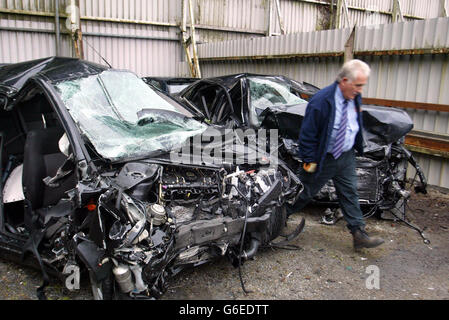 Un membro del personale guarda i resti delle auto Ford Mondeo e Audi, in un cantiere di recupero a Newry, Contea di Down, dopo cinque morti in testa in collisione alla periferia della città. * la strada è stata chiusa per diverse ore in quanto i vigili del fuoco utilizzavano attrezzature pesanti per liberare i corpi delle quattro donne e di un uomo. Brian McGuigan, assistente del responsabile del fuoco del divisorio, ha dichiarato di essere stato inorridito dalla portata della carneficina, ed ha aggiunto: 'È stata la devastazione totale.' Foto Stock