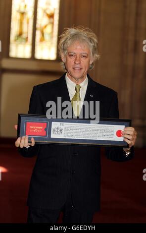 Il cantante Bob Geldof riceve la Freedom of the City di Londra in riconoscimento dei suoi servizi alla musica e del suo eccezionale contributo alla giustizia sociale internazionale e alla pace in una cerimonia presso la Guildhall nella città di Londra. Foto Stock