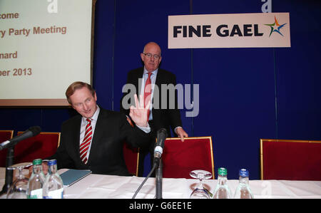 Taoiseach Enda Kenny (a sinistra) e il presidente del partito Charles Flanagan che arriva alla festa di fine Gael pensa oggi all'Heritage Hotel, Killenard, Co Laois. Foto Stock