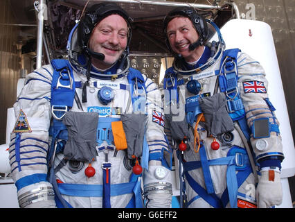 I piloti del pallone Andy Elson (a sinistra) e Colin Prescot provano le loro attrezzature in una camera ambientale a temperature di meno 50 gradi presso il centro di test aeronautico Boscombe Down nel Wiltshire, in preparazione al loro tentativo di volare un pallone gigante in elio fino al bordo dello spazio. * i piloti esperti e la loro squadra spereranno di salire fino a 25 miglia sopra la Terra per rilasciare la morsa degli americani sul record di altitudine che hanno tenuto negli ultimi 40 anni. Foto Stock