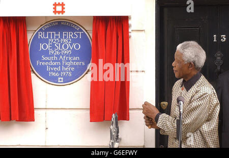 Nelson Mandela ha reso un tributo personale a due importanti attivisti anti-apartheid nella loro ex casa a Camden, nel nord di Londra, svelando una targa in loro onore. * l'ex presidente sudafricano ha svelato la targa blu al 13 di Lime Street, dove Ruth First e suo marito, Joe Slovo, vissero tra il 1966 e il 1978. Foto Stock