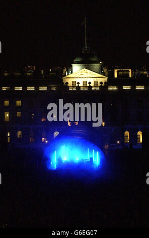 La star norvegese della musica Royksopp sul palco della Somerset House, Londra. Il duo ha aperto la serie di eventi musicali di quest'anno presso il famoso punto di riferimento londinese. Foto Stock