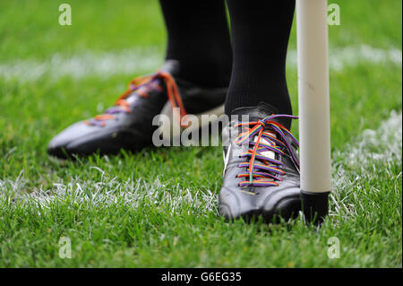 Calcio - Sky Bet Championship - Charlton Athletic v Millwall - The Valley. Un paio di scarpe da calcio con lacci multicolore Foto Stock