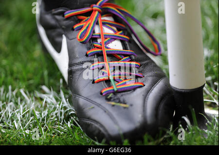 Calcio - Sky Bet Championship - Charlton Athletic v Millwall - The Valley. Un paio di scarpe da calcio con lacci multicolore Foto Stock