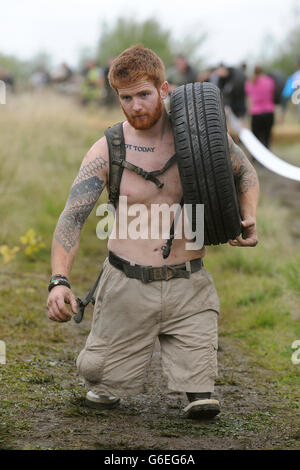 Il soldato Lance Bombardier James Simpson affronta la Super Race Spartan al West Midlands Water Ski Center, Warwickshire. PREMERE ASSOCIAZIONE foto. Data immagine: Sabato 21 settembre 2013. Vedere la storia sociale di PA Spartan. Il credito fotografico dovrebbe essere: Joe Giddens/PA Wire Foto Stock