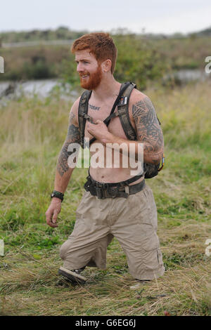 Il soldato Lance Bombardier James Simpson affronta la Super Race Spartan al West Midlands Water Ski Center, Warwickshire. PREMERE ASSOCIAZIONE foto. Data immagine: Sabato 21 settembre 2013. Il credito fotografico dovrebbe essere: Joe Giddens/PA Wire Foto Stock