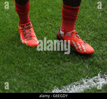 Calcio - Sky Bet Championship - Charlton Athletic v Millwall - The Valley. Un paio di scarpe da calcio con lacci multicolore Foto Stock