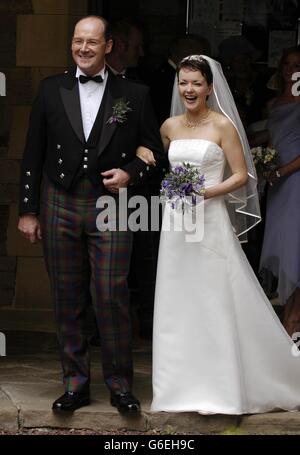 Il primo ministro dell'ombra scozzese John Swinney MSP e la sua nuova moglie, il corrispondente della BBC Elizabeth Quigley, lasciano la chiesa parrocchiale di San Pietro, Morningside, Edimburgo, dopo il loro matrimonio. Foto Stock