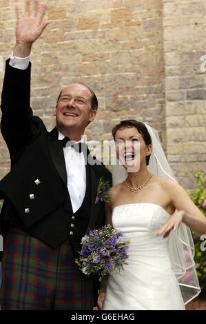 Il primo ministro dell'ombra scozzese John Swinney MSP e la sua nuova moglie, il corrispondente della BBC Elizabeth Quigley, lasciano la chiesa parrocchiale di San Pietro, Morningside, Edimburgo, dopo il loro matrimonio. Foto Stock