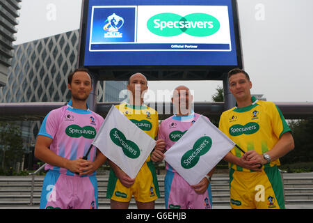 Rugby League - Specsavers lancia Referee Kit - MediaCity. Rugby lega arbitri (L-R) Tim Roby, Thierry Alibert, Phil Bentham e ben Thaler durante uno Specsavers Phototall a MediaCity, Manchester. Foto Stock