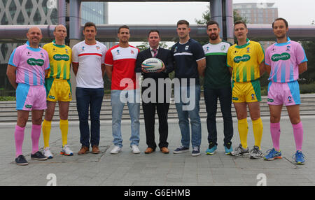 (L-R) Phil Bentham, Thierry Alibert, Jon Wilkin, Lloyd White, ben Kavanagh, Tyrone McCarthy, ben Thaler e Tim Roby durante una fotocellula Specsaver a MediaCity, Manchester. Foto Stock