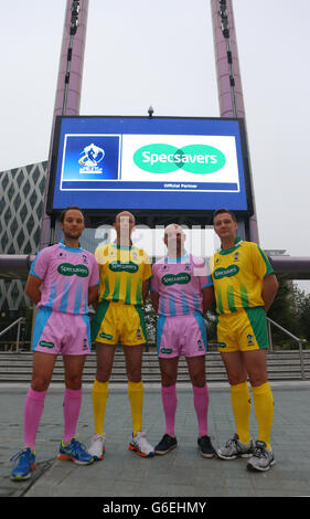 Rugby League - Specsavers lancia Referee Kit - MediaCity. Rugby lega arbitri (L-R) Tim Roby, Thierry Alibert, Phil Bentham e ben Thaler durante uno Specsavers Phototall a MediaCity, Manchester. Foto Stock