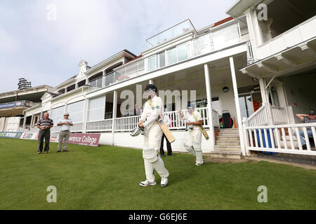 Cricket - LV=Campionati della contea - Divisione due - Kent v Lancashire - St Lawrence Ground. Stephen Parry del Lancashire (a sinistra) e Ashwell Prince camminano per piangare il giorno due Foto Stock