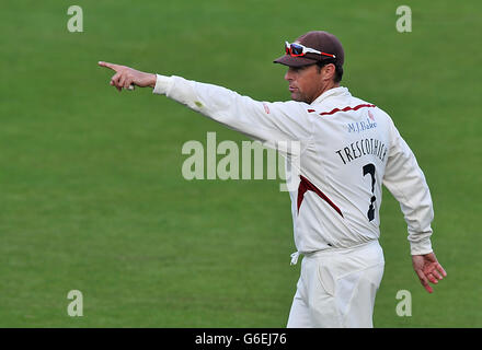 Il capitano del Somerset Marcus Trescothick si attesta ai suoi compagni di squadra durante la partita LV= County Championship, Divisione uno a Trent Bridge, Nottingham. Foto Stock