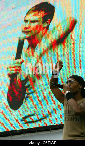 Simon Webbe of Blue sul palco durante il concerto Hebs Live and Loud ad Hampden Park, Glasgow. Foto Stock