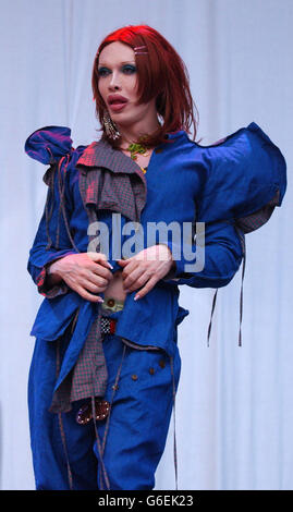 Pete Burns, della band degli anni '80 'Dead or Alive' che si esibisce sul palco durante il concerto del Mardi Gras 2003 - Pride in the Park a Londra, Hyde Park. Foto Stock