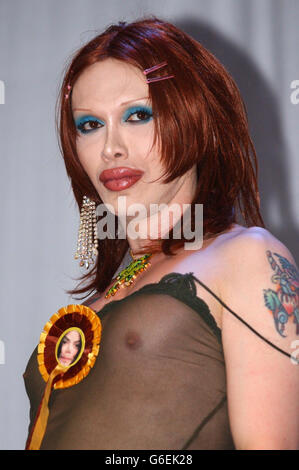 Pete Burns, della band degli anni '80 'Dead or Alive' che si esibisce sul palco durante il concerto del Mardi Gras 2003 - Pride in the Park a Londra, Hyde Park. Foto Stock