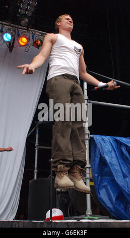 I Lee della boy band Blue si esibiscono sul palco durante il concerto di Mardi Gras 2003 - Pride in the Park ad Hyde Park di Londra. Foto Stock