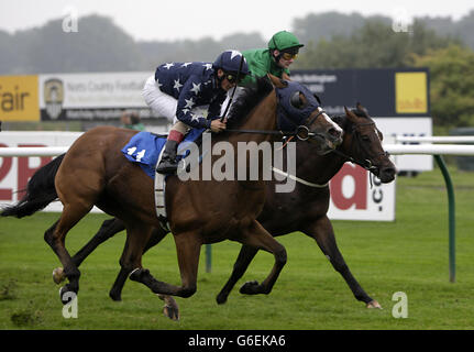 Saigon City guidato da Andrea Atzeni (a sinistra) vince il 32Red Handicap Stakes davanti al Magistral guidato da Robert Havlin all'ippodromo di Nottingham, Nottingham. Foto Stock