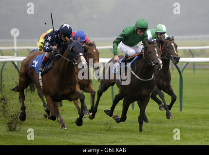 Saigon City guidato da Andrea Atzeni (a sinistra) vince il 32Red Handicap Stakes davanti al Magistral guidato da Robert Havlin all'ippodromo di Nottingham, Nottingham. Foto Stock