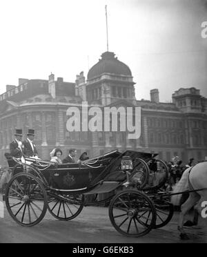 Il Duca e la Duchessa di York passano accanto all'Old Admiralty Building di Londra mentre sono in viaggio per la loro luna di miele. Foto Stock