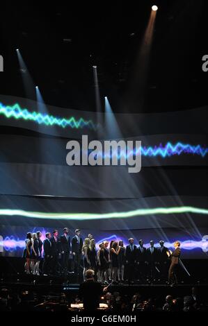 Gareth Malone e il coro di voci si esibiscono in occasione dei Classic Brit Awards 2013, Royal Albert Hall, Kensington Gore, Londra. Foto Stock