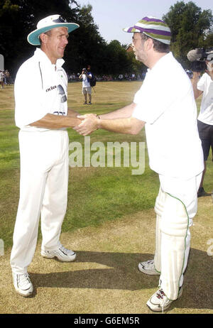 Il leggendario chitarrista Eric Clapton (a destra) guida la sua squadra di celebrità contro il lato (a sinistra) di Bunbury di Alec Stewart in occasione dell'anno testimonial del giocatore inglese alla Ripley Court School di Surrey. * i proventi dell'evento saranno divisi tra la testimonianza, la campagna di arresto completo dell'NSPCC e la clinica di strade incrociate, Antigua. Foto Stock