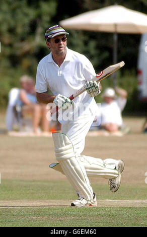 Il leggendario chitarrista Eric Clapton guida la sua squadra di celebrità contro il lato Bunbury di Alec Stewart in occasione dell'anno testimonial del giocatore inglese alla Ripley Court School di Surrey. * i proventi dell'evento saranno divisi tra la testimonianza, la campagna di arresto completo dell'NSPCC e la clinica di strade incrociate, Antigua. Foto Stock