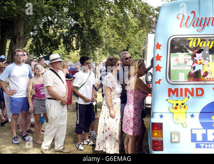 La gente si accinge ad acquistare gelato mentre il leggendario chitarrista Eric Clapton capitanò la sua squadra di celebrità contro il lato Bunbury di Alec Stewart in occasione dell'anno della testimonianza del giocatore inglese presso la Ripley Court School di Surrey. * i proventi dell'evento saranno suddivisi tra la testimonianza, la campagna Full Stop del NSPCC e la Clinica Cross Roads di Antigua. Foto Stock