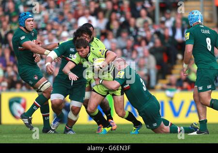 Northampton Saints Tom Wood viene affrontato da Leicester Tigers Dan Cole durante la partita Aviva Premiership a Welford Road, Leicester. Foto Stock