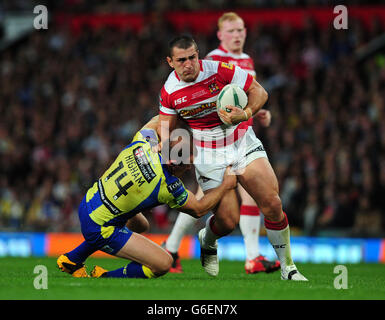 Wigan Warriors' ben Flower viene affrontato da Micky Higham di Warrington Wolves durante la finalissima Super League a Old Trafford, Manchester. Foto Stock