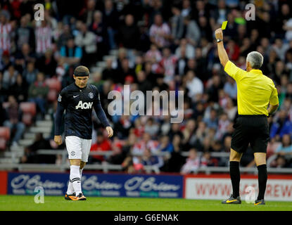 Wayne Rooney del Manchester United viene prenotato dal Refee Chris Foy durante la partita della Barclays Premier League Sunderland contro Manchester United allo Stadio di luci, Sunderland Foto Stock