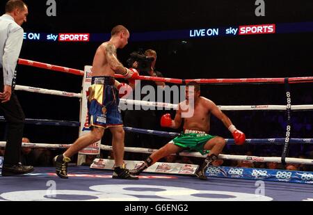 Kevin Mitchell (a sinistra) guarda mentre Marco Lopez colpisce la tela durante la lotta vacante IBF Inter-Continental Lightweight Championship alla O2 Arena, Londra. Foto Stock