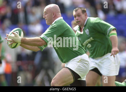 Irlanda Hooker, Keith Wood, torna in azione dopo problemi di infortunio, nel rugby friendly International tra Irlanda e Galles, durante la partita internazionale amichevole a Lansdowne Road, Dublino. Foto Stock