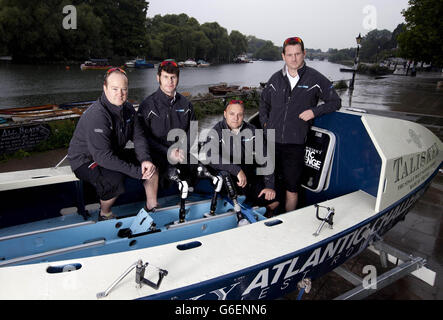 (Da sinistra a destra) il capitano James Kayll, Cayle Royce, Scott Blaney e Mark Jenkins, del team Row2Recovery, nel prototipo di una barca a remi oceanica per annunciare la partecipazione al prossimo Talisker Whisky Atlantic Challenge, la gara di canottaggio più dura del mondo, per raccogliere fondi per aiutare gli eroi, a Richmond, Surrey. Foto Stock