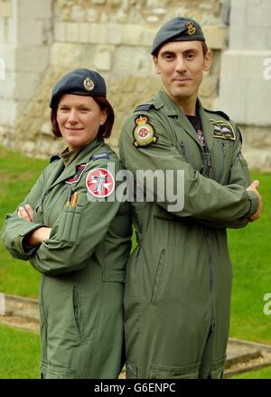 Il sergente Rachael Robinson con il tenente di volo Christian Wilkins della Royal Air Force che ha ricevuto rispettivamente la QGM (medaglia di gallantry della regina) e l'AFC (Croce dell'aeronautica) negli ultimi successi operativi, da parte loro in un ardente salvataggio che ha salvato la vita di un pescatore in una forza 8 gale. Foto Stock