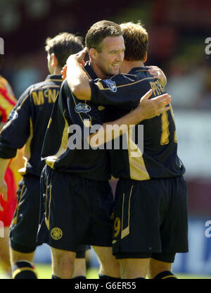 Paul Lambert (L) di Celtic è congratulato con il compagno di squadra Stillian Petrov dopo aver segnato contro Partick Thistle durante la loro partita della Bank of Scotland Scottish Premiership al Firhill Park Ground di Partick a Glasgow. Foto Stock