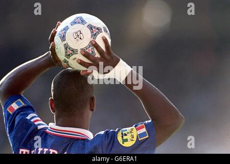 Calcio - Euro 96 - Gruppo B - Romania / Francia. Lilian Thuram di Francia prende un tiro dentro Foto Stock